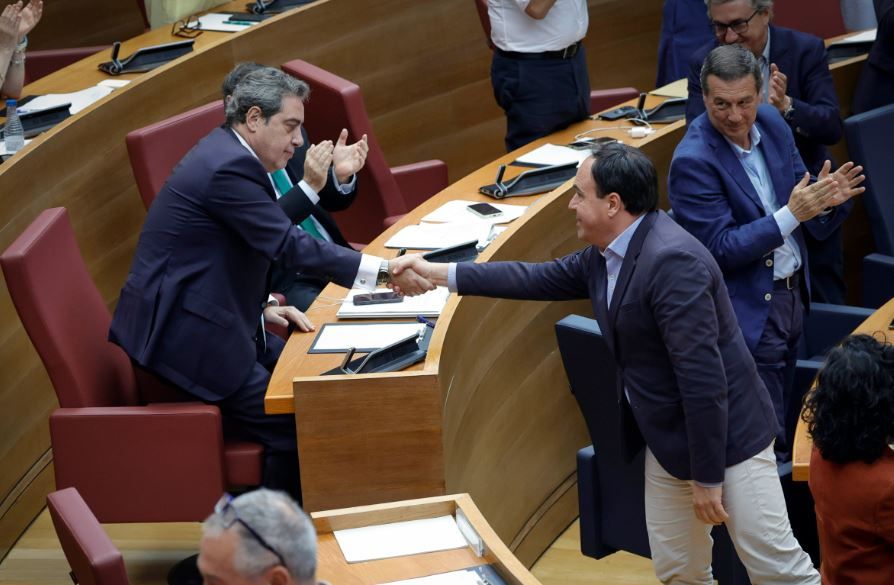 Las Cortes valencianas aprueban presupuesto con la prioridad nacional de Vox. Pérez Llorca saluda al portavoz de Vox.