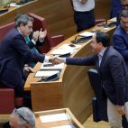 Las Cortes valencianas aprueban presupuesto con la prioridad nacional de Vox. Pérez Llorca saluda al portavoz de Vox.