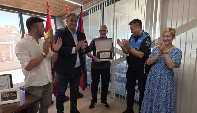 La placa de recuerdo que le entregó el alcalde de Guijuelo. La placa de recuerdo que le entregó el alcalde de Guijuelo.