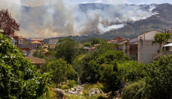 El fuego se acerca a Burgohondo, en Ávila. (Ical) El fuego se acerca a Burgohondo, en Ávila. (Ical)
