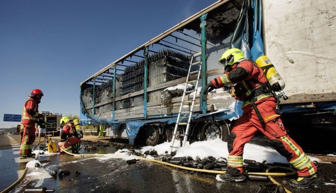 Un camión arde en la A 62 en Ciudad Rodrido. (Ical Vicente) Un camión arde en la A 62 en Ciudad Rodrido. (Ical Vicente)