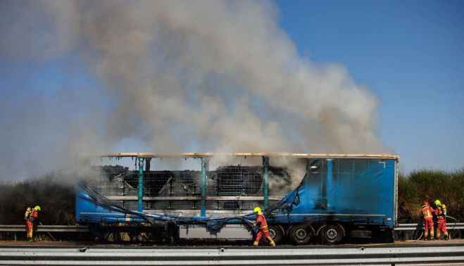 Un camión arde en la A 62 a su paso por Ciudad Rodrigo. (Ical Vicente) Un camión arde en la A 62 a su paso por Ciudad Rodrigo. (Ical Vicente)