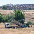 Maquinaria pesada y camiones en la pradera natural de El Zurguén. 