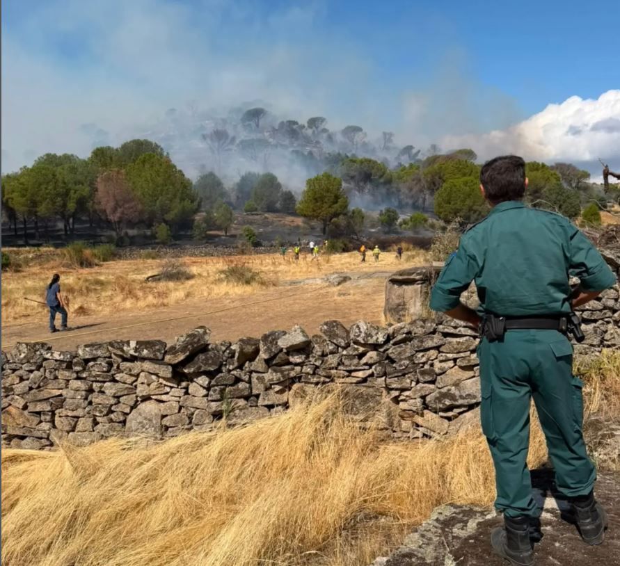Guardias civiles en las inmediaciones del incendio en Colmenar de Montemayor.