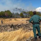 Guardias civiles en las inmediaciones del incendio en Colmenar de Montemayor.
