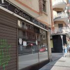 Cierra el bar La Dama I en la calle Valencia. 