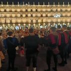 Venezolanos, salmantinos y la tuna de la Universidad de Salamanca recordando a Venezuela en la Plaza Mayor. 