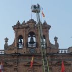 La Mariseca ya luce en la espadaña del Ayuntamiento. Fotografía. Pablo de la Peña. 