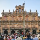 La Mariseca ondea en la espadaña del Ayuntamiento. Fotografía. Pablo de la Peña. 