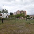 Trabajadores muncipales limpiando solares municipales.