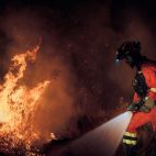 Uno de los miembros de la UME apagando uno de los incendios forestales. 