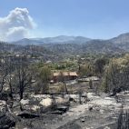 Rmestudios / ICAL. La pedanía de La Rinconada, en El Barraco, tras el paso de las llamas, que ahora se dirigen hacia La Adrada, tras la montaña.