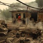 Vicente/ICAL. Un efectivo de la UME en el incendio de Ávila. 