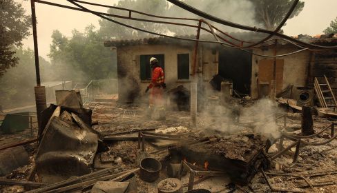Vicente/ICAL. Un efectivo de la UME en el incendio de Ávila. 
