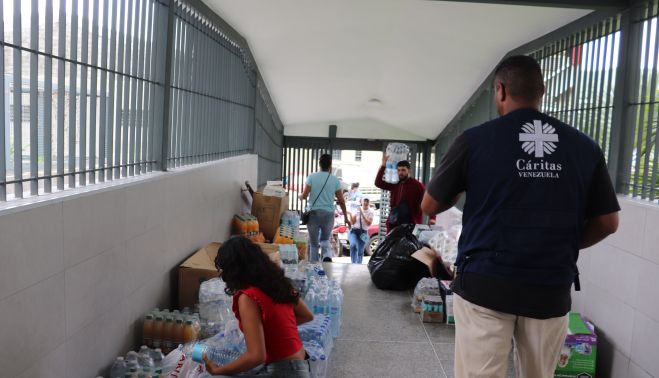 Miembros de Cáritas en Venezuela gestionan la ayuda. 