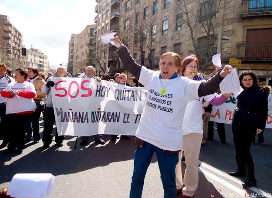 concentración contra los recortes en Sanidad, vecinos de Brincones (provincia de Salamanca) en la capital