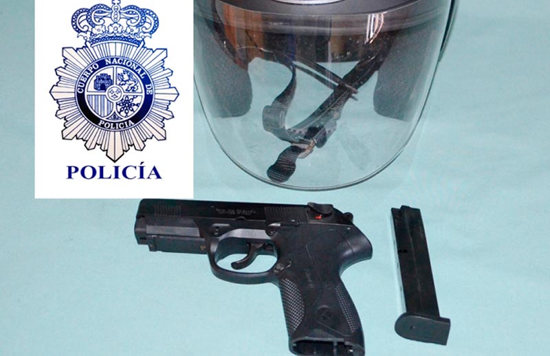 CASCO Y PISTOLA ATRACOS(1)