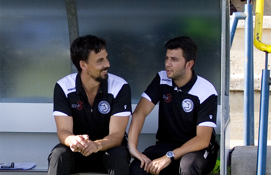 Tom (entrenador de porteros) y Astu (entrenador del primer equipo).