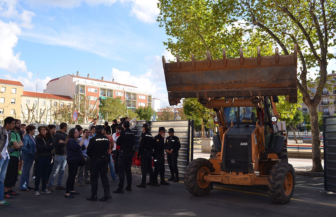 La excavadora sale del parque.