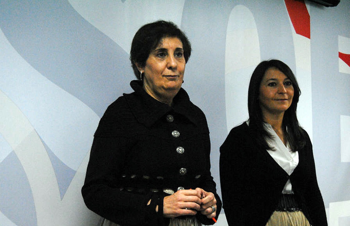 Elvira Vicente (izquierda) y Rosario Gómez del Pulgar ante los medios
