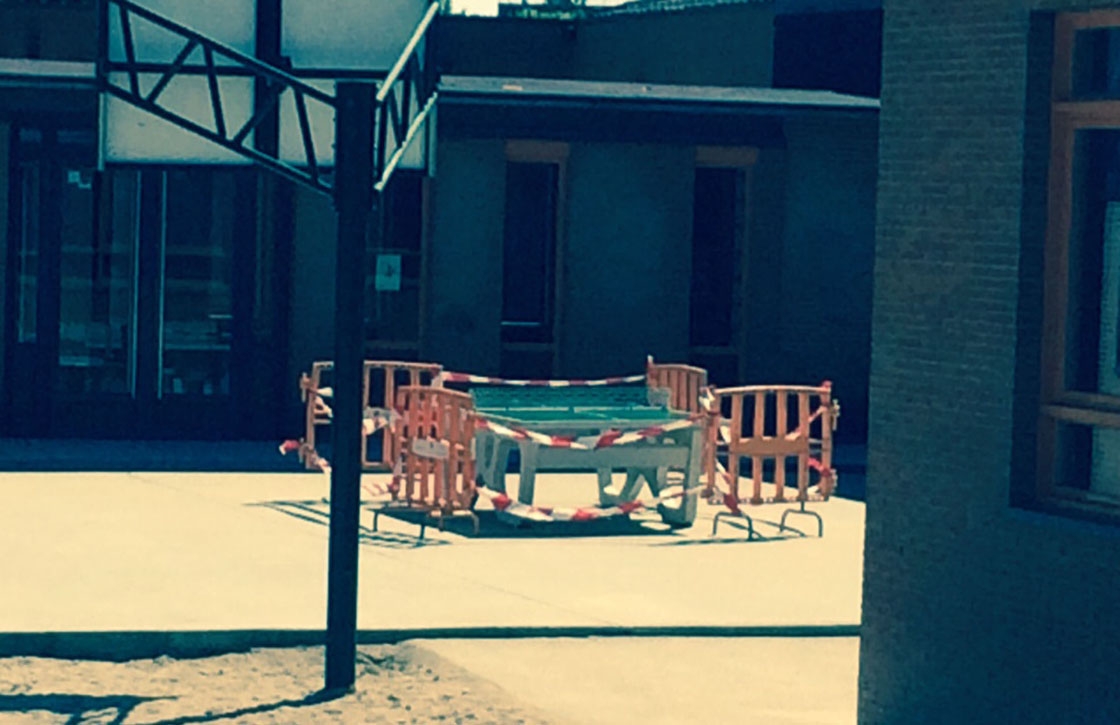 Mesa de ping pong limpia de pintada homófoba carbajosa