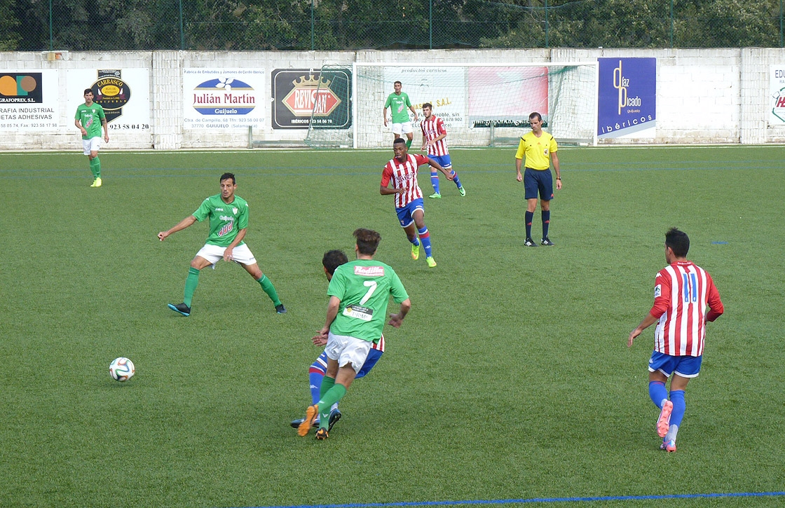 Un lance del partido entre el Guijuelo y el Sporting B.