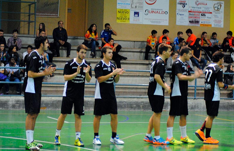 Los jugadores del BM Ciudad de Salamanca, antes de empezar el partido.