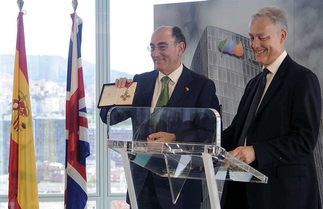 Ignacio Galán muestra la condecoración que le entregó el embajador de Reino Unido en España.