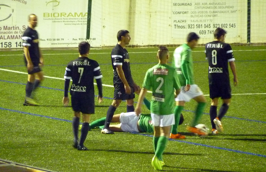 Un momento del partido que enfrentó al Guijuelo con el Racing de Ferrol en el Municipal.