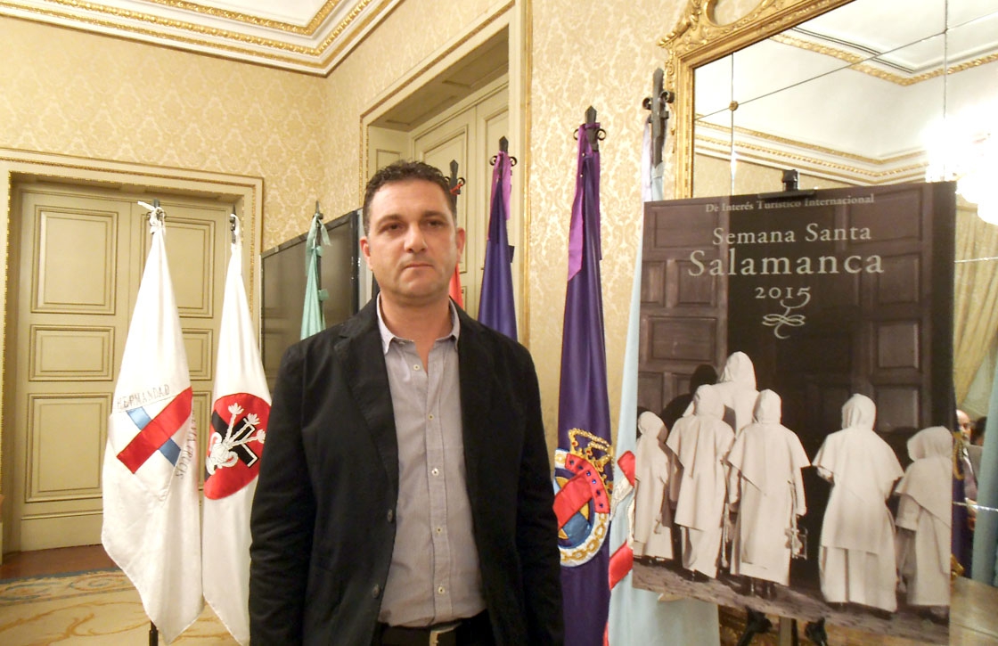 luis carlos jimenez posa junto al cartel semana santa 2015