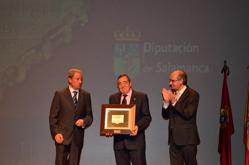 neme y cefe recogieron el premio de honor a la UDS de manos de javier iglesias