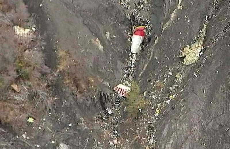Restos del avión siniestrado en el valle alpino.