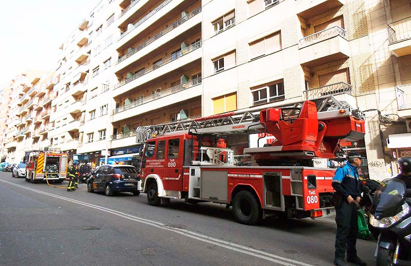 Bomberos y policías en la avenida de Portugal.