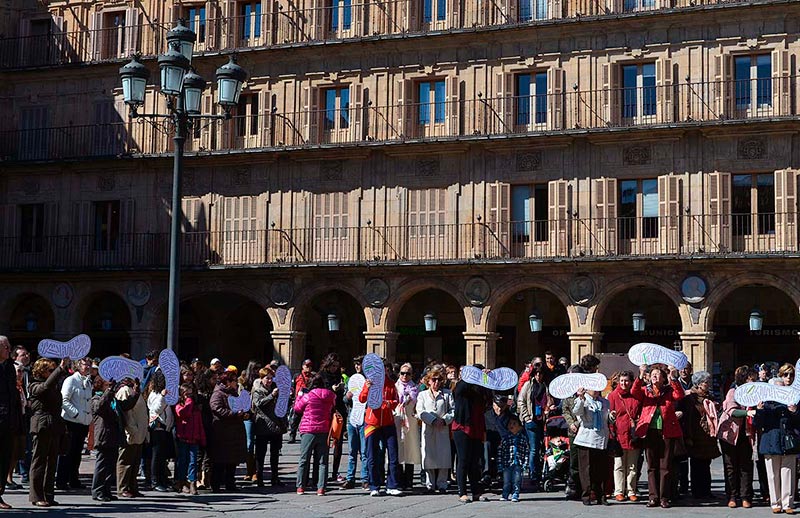 plaza mayor abrazo contra la pobreza