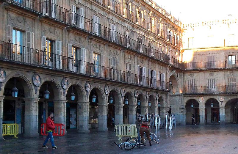 plaza mayor ciclistas cean por hielo piso