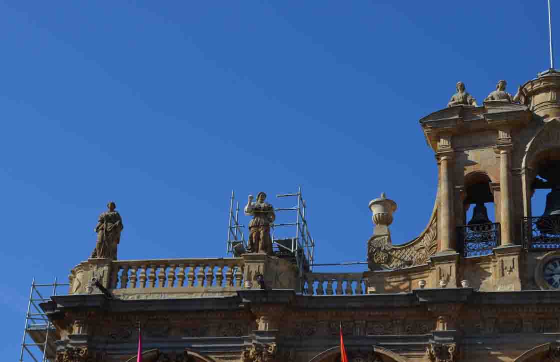 plaza mayor restauración estatua brazo