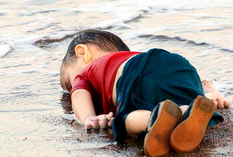 ailan El niño sirio, el la playa turca de Ali Hoca Burnu.