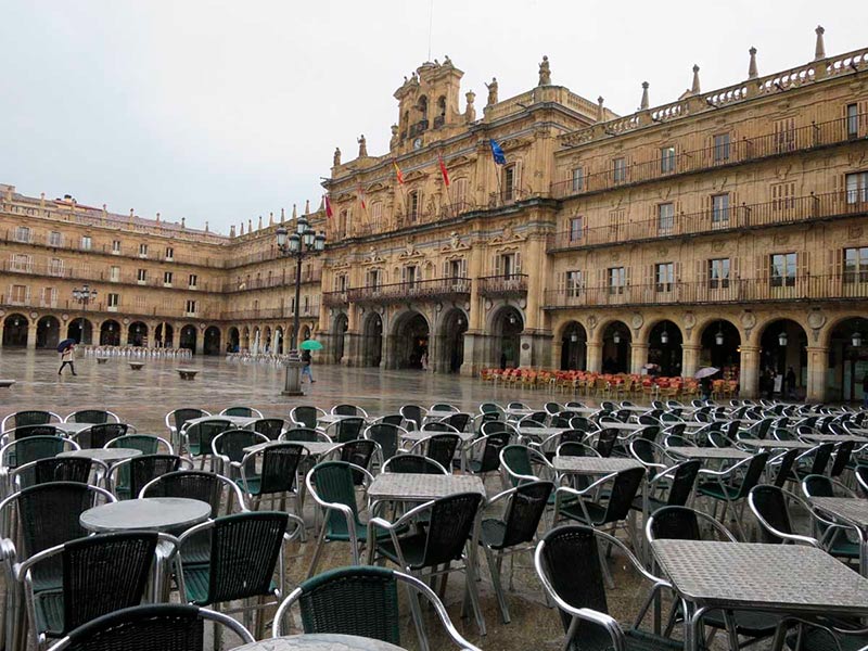 plaza mayor lluvia terraza vacia