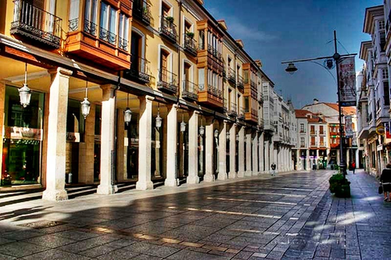Zara está situada en la Calle Mayor de Palencia. FOTO. Turismo de Palencia.