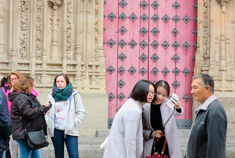 Turistas asiáticos en Salamanca.