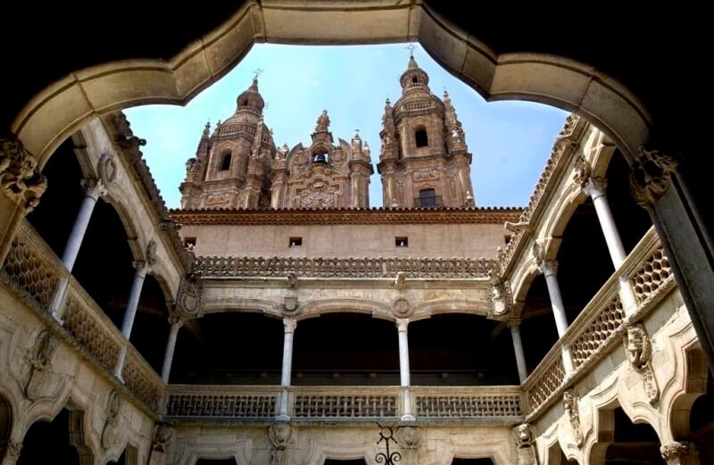 Patio interior casa de las conchas salamanca
