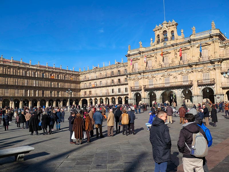 Salamanca se llena de turistas, viajeros y oriundos que regresan a la ciudad debido al macropuente de diciembre.