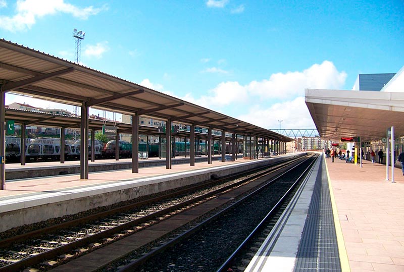 El andén principal de la estación de Renfe en Salamanca.