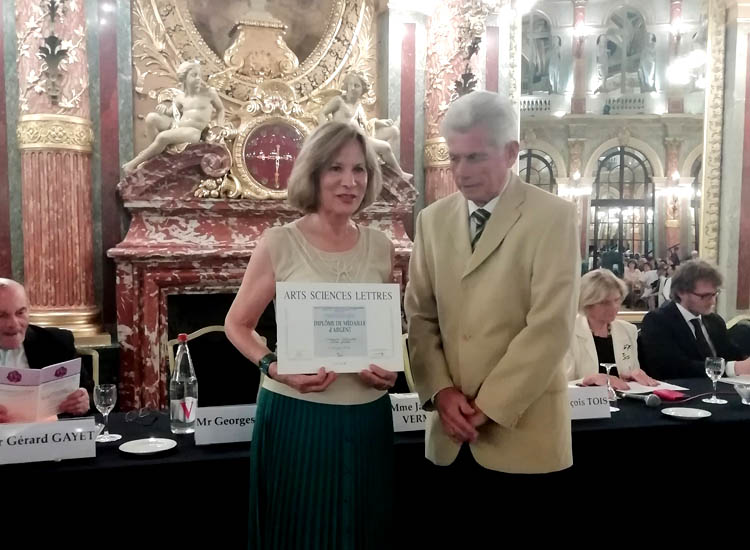 Consuelo Hernández, pintora afincada en Salamanca, recibe un premio en París.