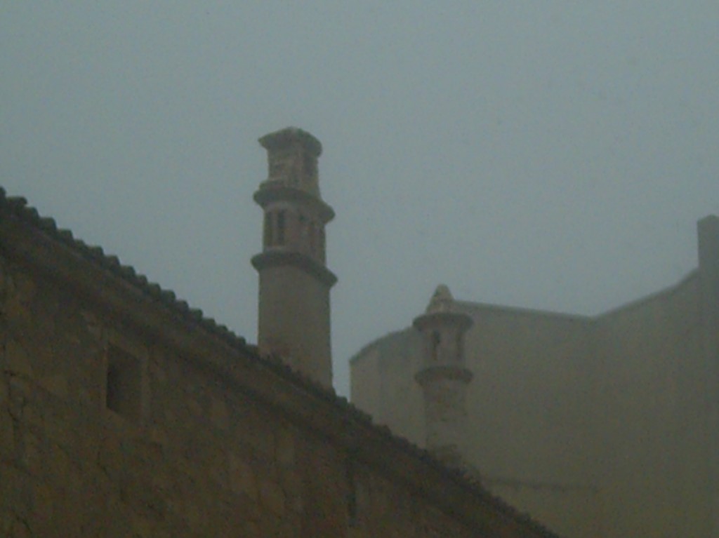 La niebla envuelve las chimeneas del Palacio de Orellan. 