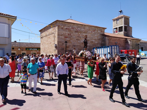 Los vecinos de Valdelosa procesionan a San Roque.