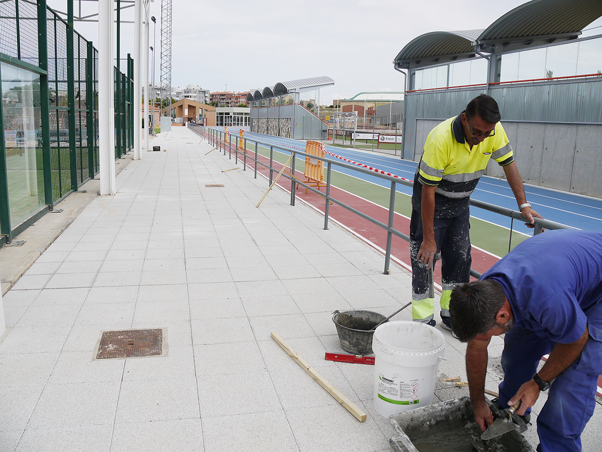 Instalada la barandilla perimetral de la pista de atletismo de Carbajosa de la Sagrada.