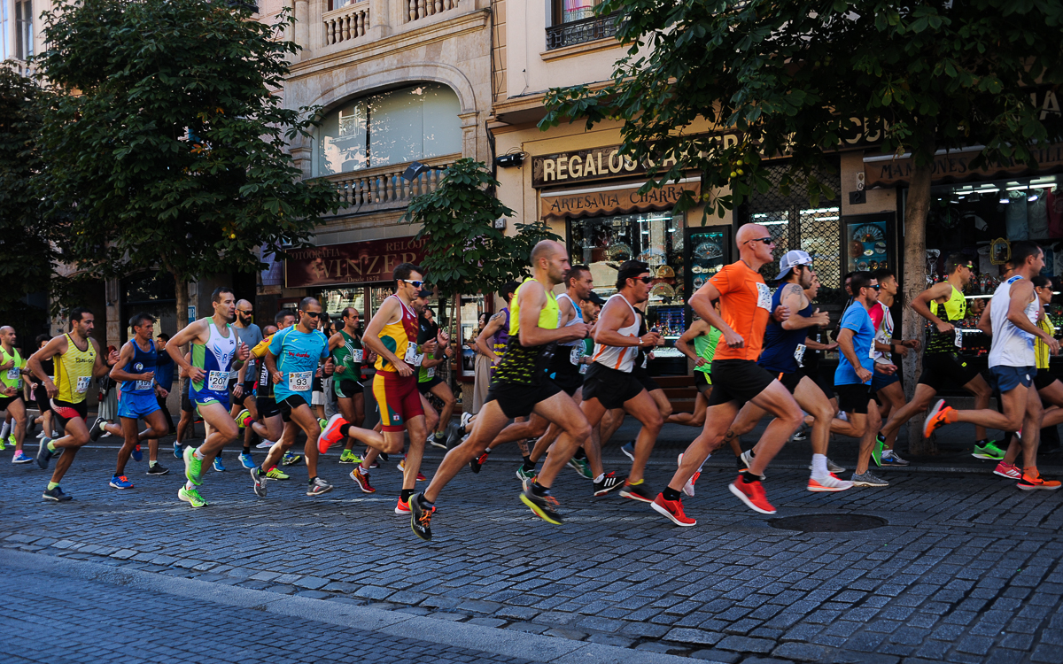 Alrededor de 600 corredores participaron en la carrera solidaria organizada por la Guardia Civil en Salamanca a favor del ELA.
