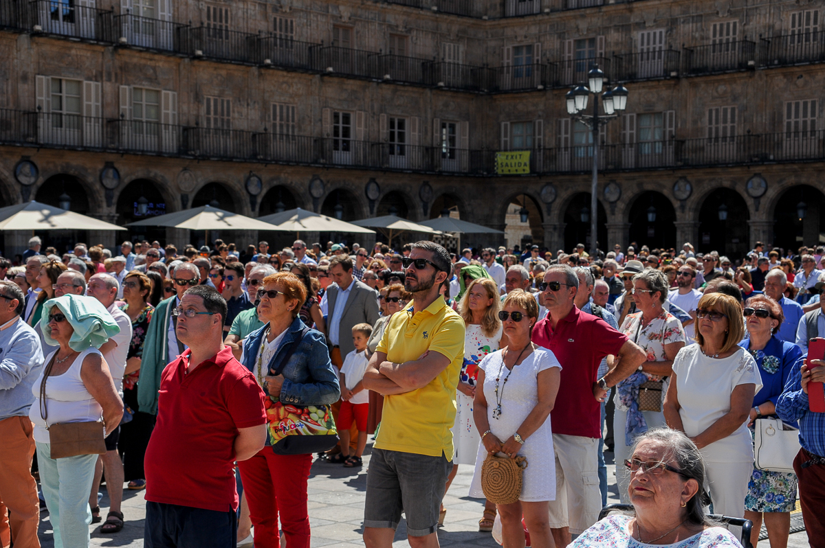 Los salmantinos en la Plaza Mayor escuchando el pregón por las Ferias y Fiestas.