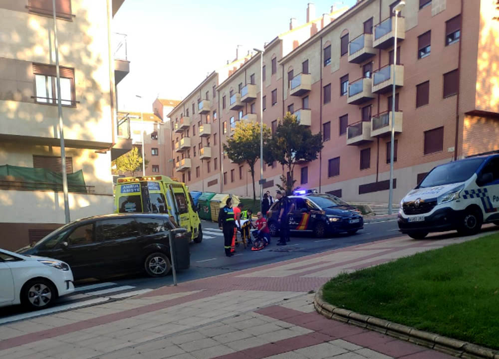 El ciclista es atendido por los sanitarios en una calle de Salamanca